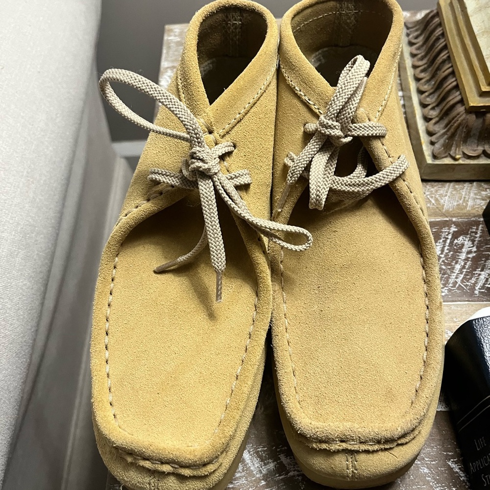 Duck Head chukka boots. Youth boy 5.5. Tan suede uppers and crepe sole.